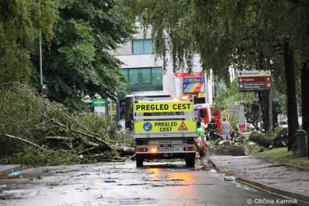 Neurje z vetrom podiralo drevesa in odkrivalo strehe (7)